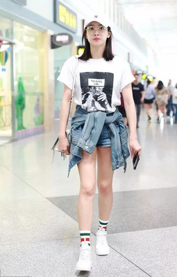 白T恤黑短裤配什么鞋子