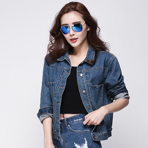 白牛仔褂子里面穿什么衣服好看