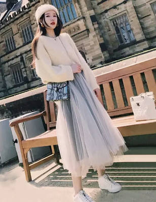 白色短纱裙配什么上衣