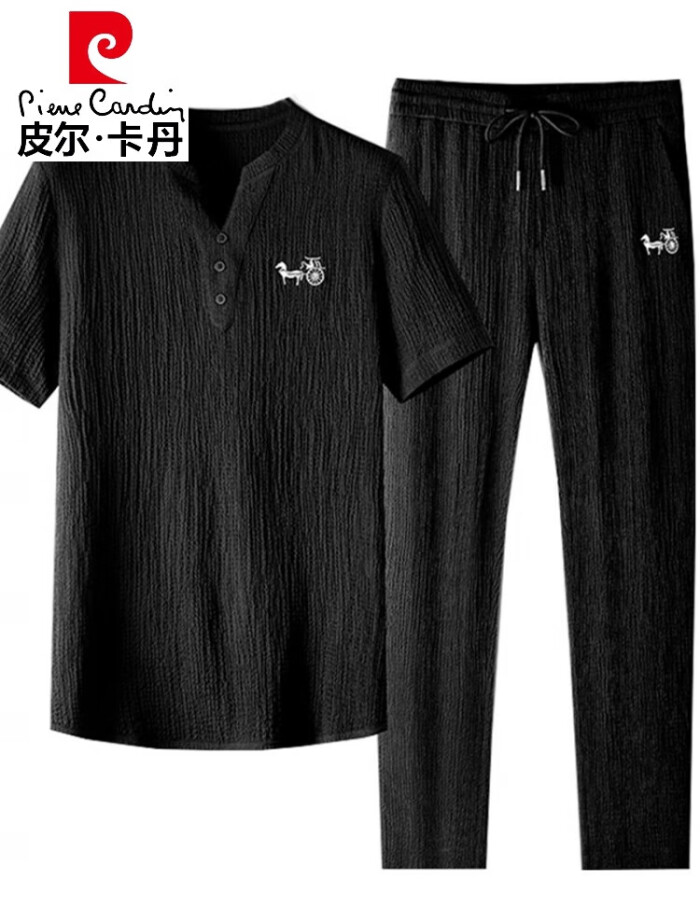 男生黑裤子配什么上衣