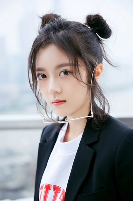 扎两个丸子头化什么妆